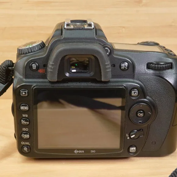 Nikon D90 DSLR 12.3MP with AF‑S DX Nikkor 35mm f/1.8G Lens – Tested - Picture 8 of 13